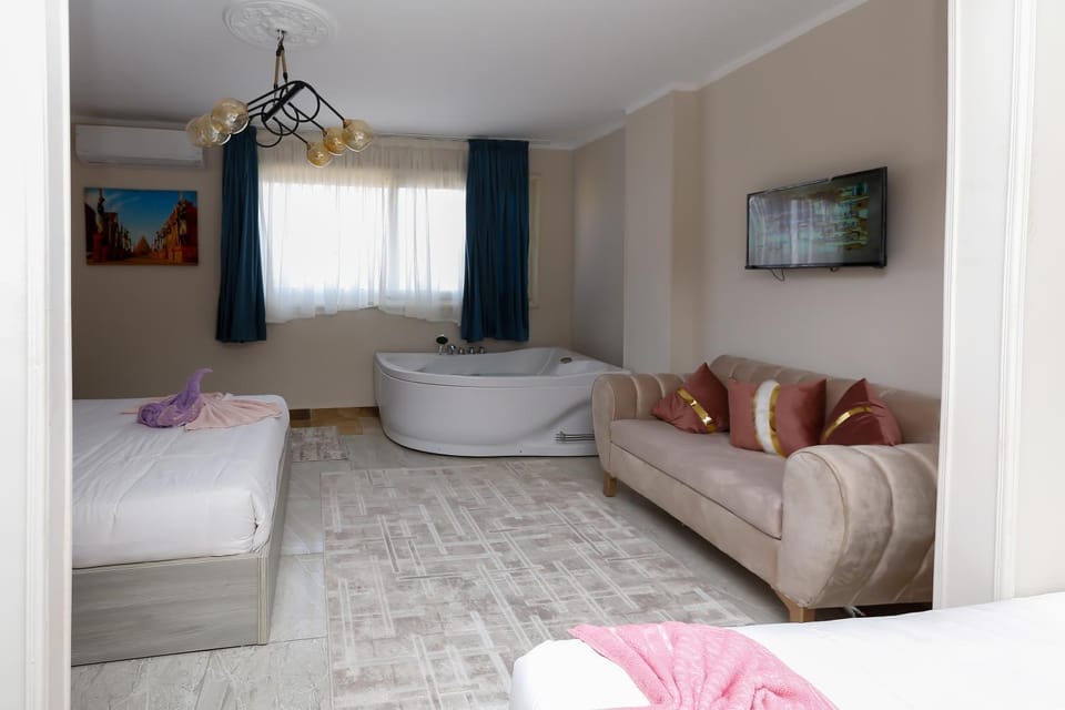 Bed, TV and multimedia, Living room, Photo of the whole room, Seating area, Bedroom