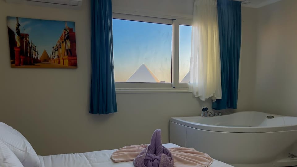 Bed, Natural landscape, Hot Tub, Bathroom, Photo of the whole room, Bedroom, Mountain view, Bath, towels