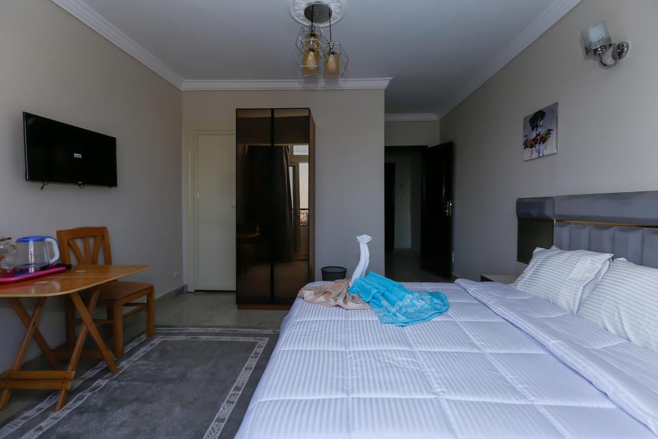 Communal lounge/ TV room, Bed, TV and multimedia, Living room, Photo of the whole room, Seating area, Evening entertainment, Bedroom, towels