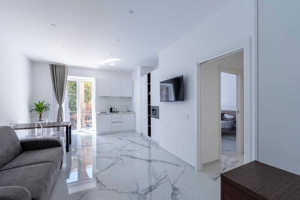 TV and multimedia, Coffee/tea facilities, Kitchen or kitchenette, Living room, Photo of the whole room, Seating area, washing machine