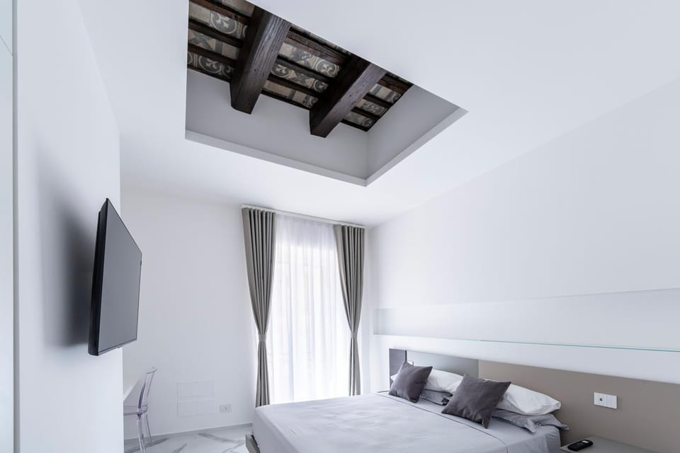 Bed, TV and multimedia, Photo of the whole room, Bedroom, locker