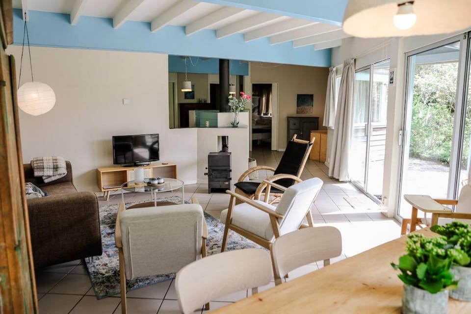 Communal lounge/ TV room, Seating area, Dining area, fireplace