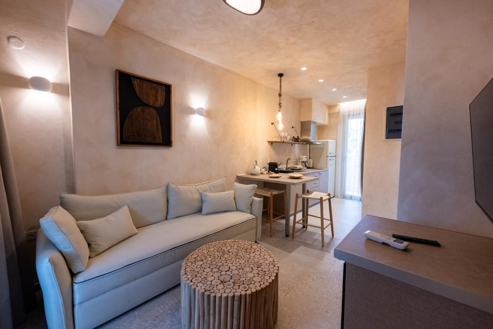 Coffee/tea facilities, Kitchen or kitchenette, Living room, Dining area, minibar