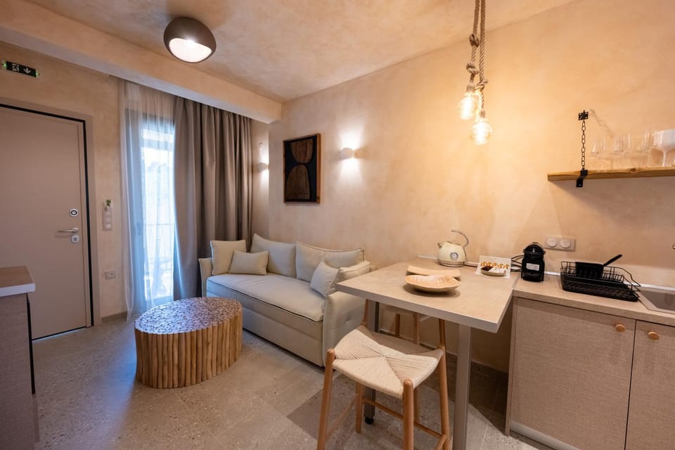 Bed, Coffee/tea facilities, Kitchen or kitchenette, Living room, Seating area