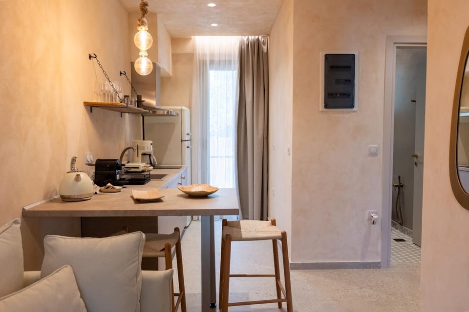 Coffee/tea facilities, Kitchen or kitchenette, Living room, Dining area, minibar