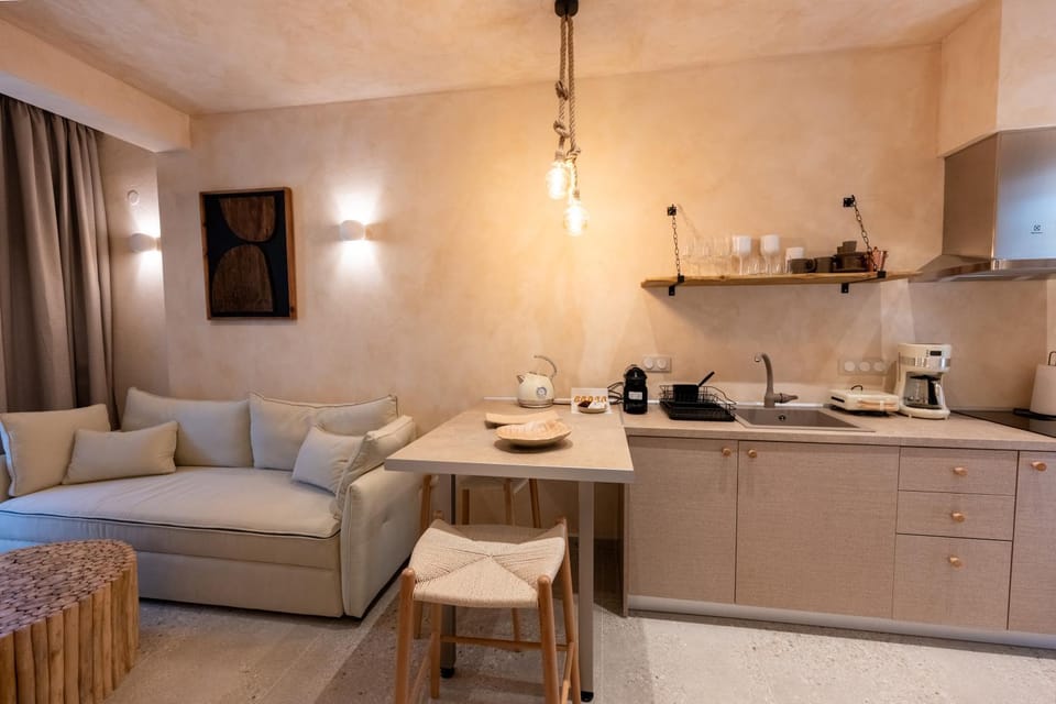 Coffee/tea facilities, Living room, Seating area, Dining area, minibar, stove