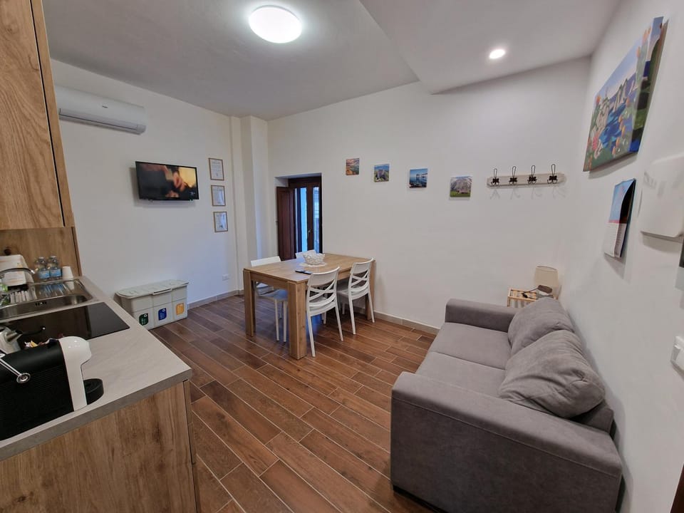 Food close-up, TV and multimedia, Coffee/tea facilities, Dining area, stove, air conditioner