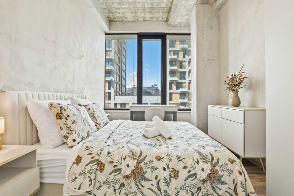 Bed, Photo of the whole room, Seating area, Bedroom