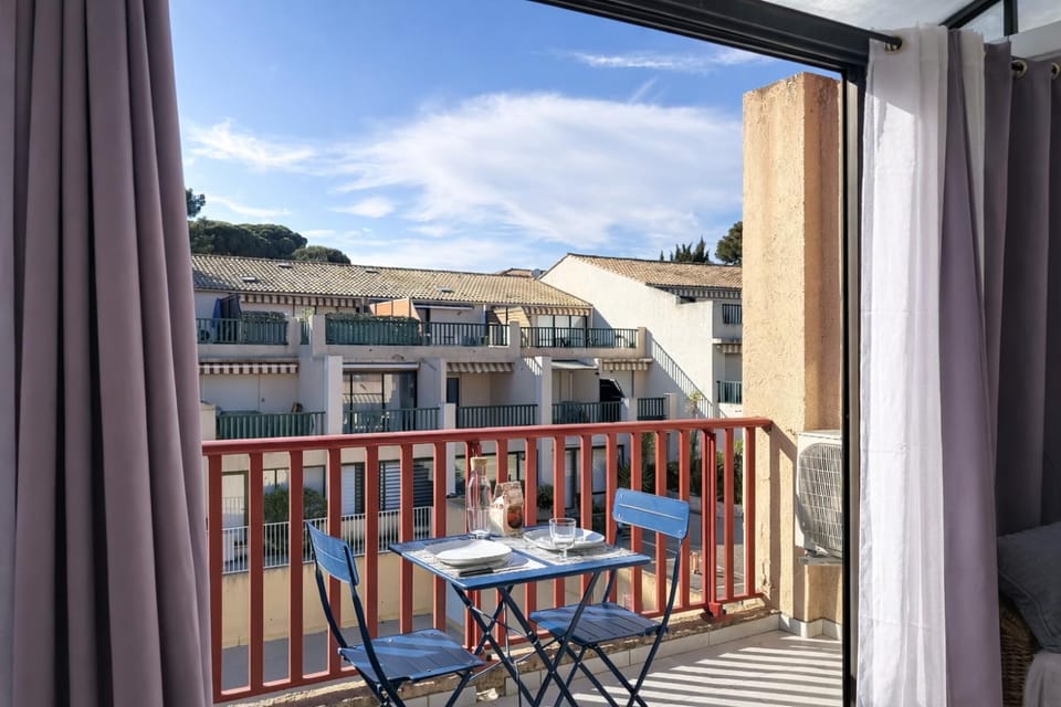 Studio Bandol Piscine Plages à pieds Parking Apartment in French Riviera