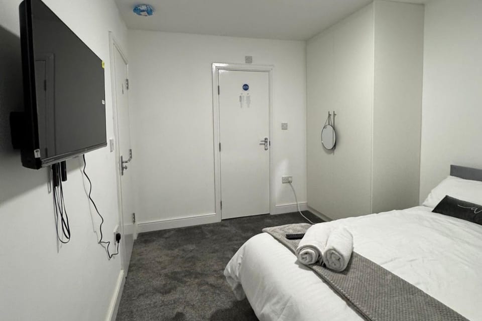 Bed, TV and multimedia, Photo of the whole room, Bedroom, towels