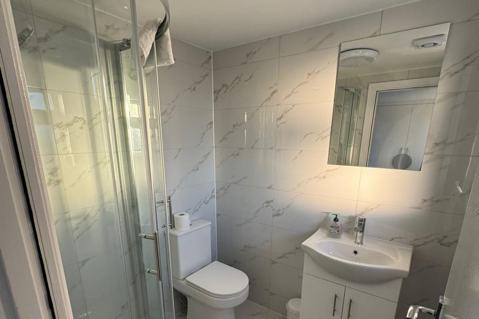 Shower, Toilet, Bathroom, towels, acessibility