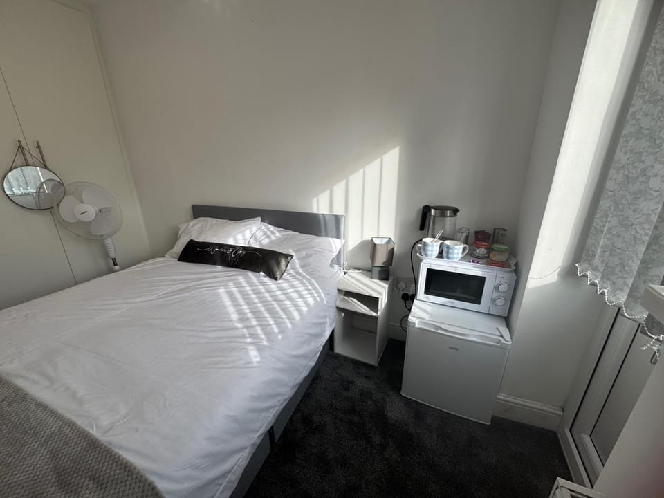 Near Heathrow - Studio - WiFi - Parking - Sleeps 2 Apartment in Uxbridge