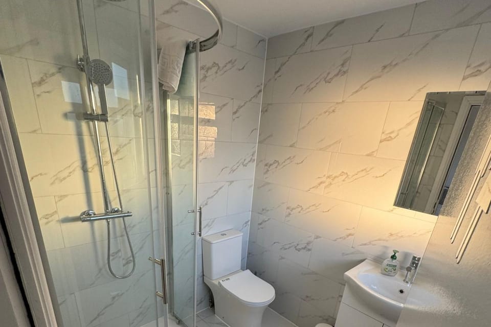 Shower, Bathroom, Photo of the whole room, bidet, towels