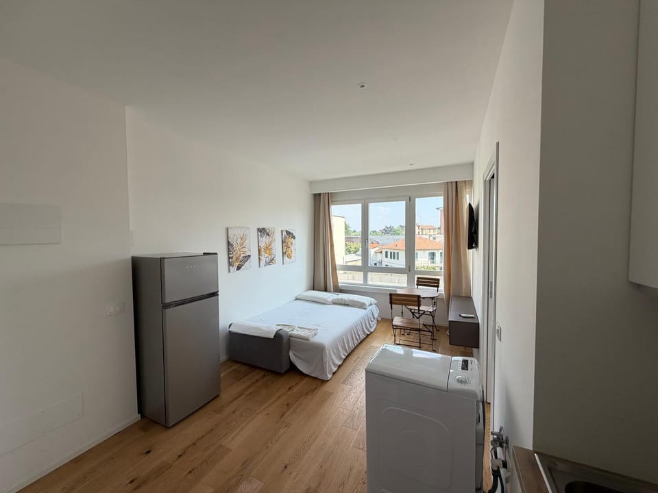 Bed, TV and multimedia, Kitchen or kitchenette, Photo of the whole room, Bedroom, hair dresser, wardrobe