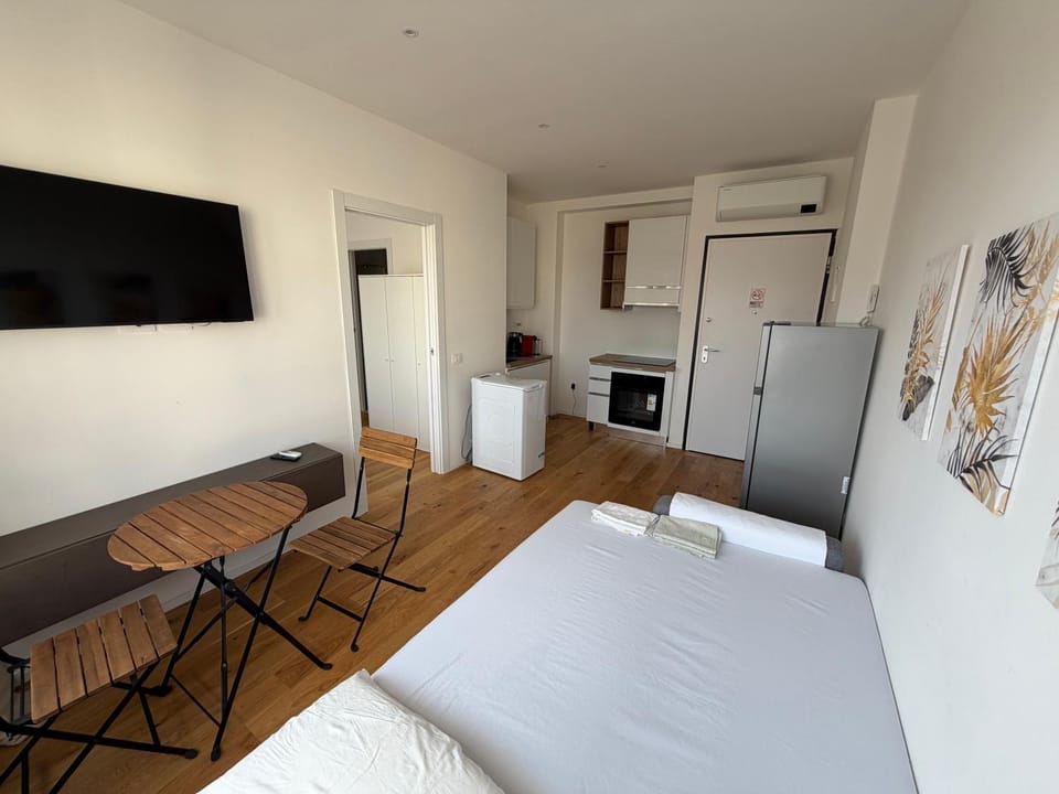Bed, TV and multimedia, Kitchen or kitchenette, Living room, Photo of the whole room, Seating area, Dining area, Bedroom, minibar, oven, stove, air conditioner
