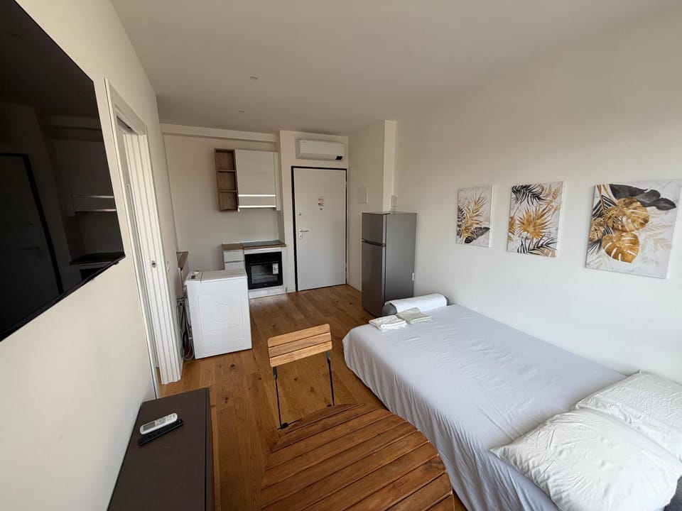 Property building, Bed, Kitchen or kitchenette, Photo of the whole room, Bedroom, minibar, oven, pet friendly, stove, wardrobe