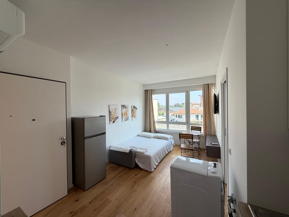 Bed, Kitchen or kitchenette, Photo of the whole room, Bedroom, hair dresser, minibar, oven, wardrobe