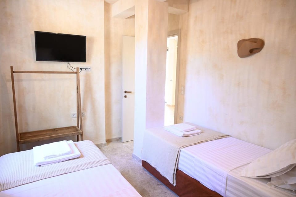 Bed, TV and multimedia, Photo of the whole room, Bedroom, towels, wardrobe, air conditioner