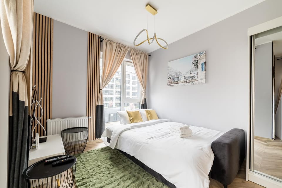 Bed, TV and multimedia, Living room, Photo of the whole room, Seating area, Bedroom