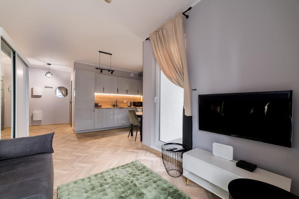 Communal lounge/ TV room, Bed, TV and multimedia, Living room, Photo of the whole room, Seating area, Evening entertainment, Bedroom