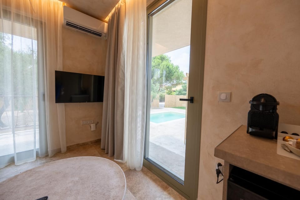 TV and multimedia, Kitchen or kitchenette, Pool view, Swimming pool, minibar, air conditioner