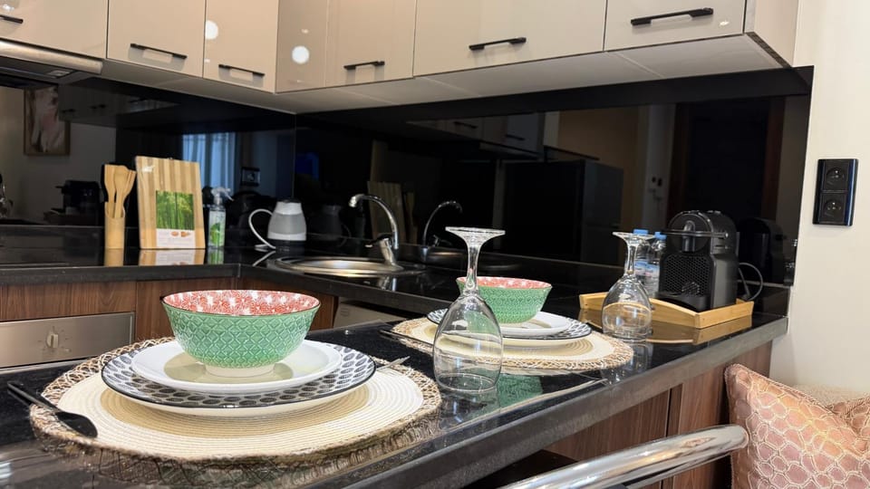 Coffee/tea facilities, Kitchen or kitchenette, Dining area, minibar