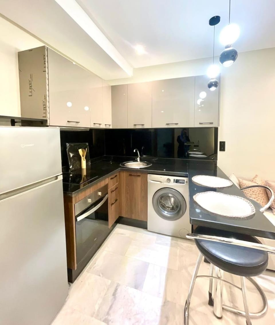 Kitchen or kitchenette, Dining area, minibar