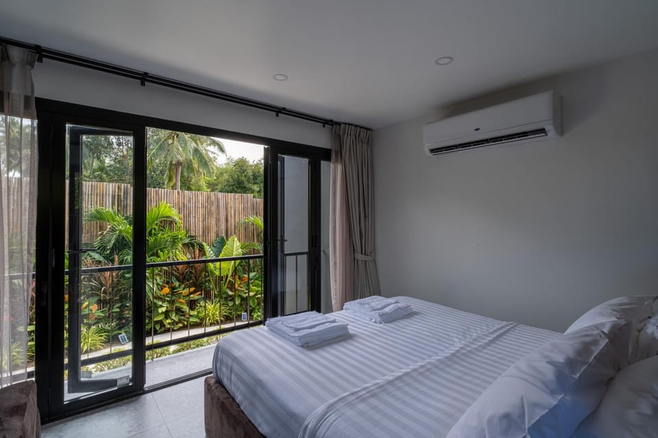 Bed, View (from property/room), Balcony/Terrace, Bedroom, towels, air conditioner