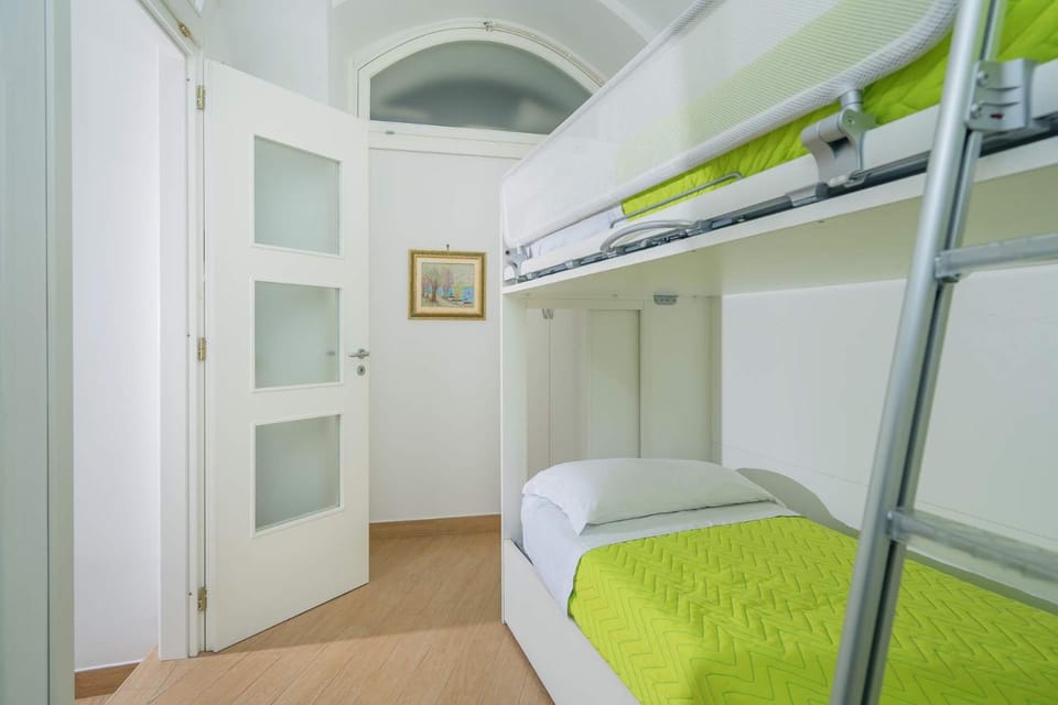 Bedroom, bunk bed