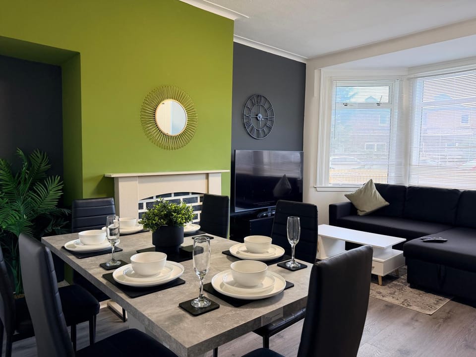 Spacious Vacation Home, Sleeps 8 House in Edinburgh