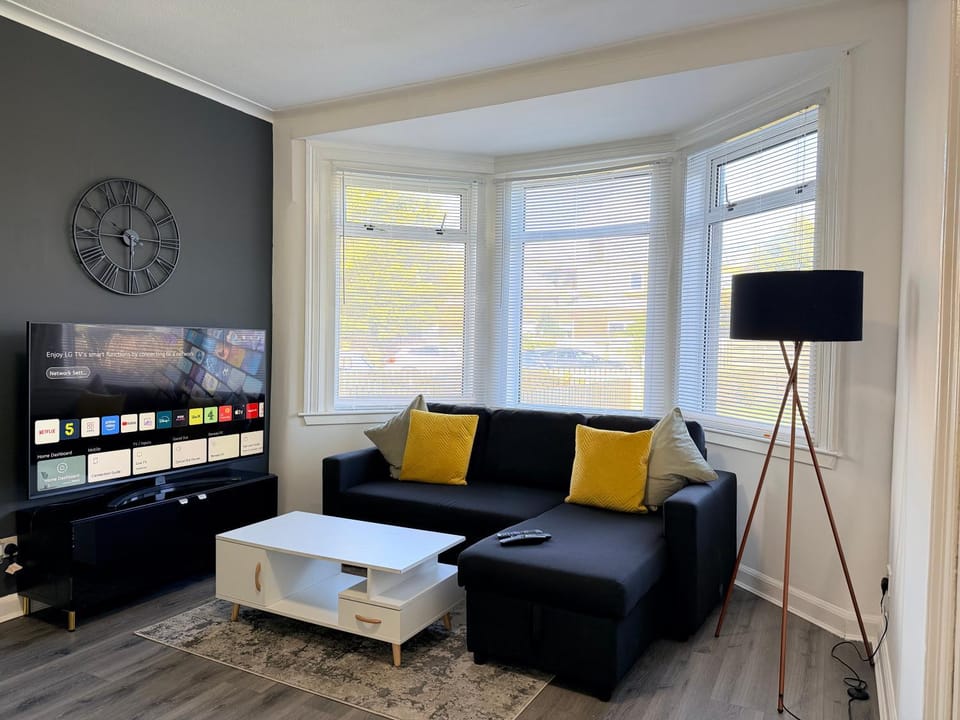 Spacious Vacation Home, Sleeps 8 House in Edinburgh