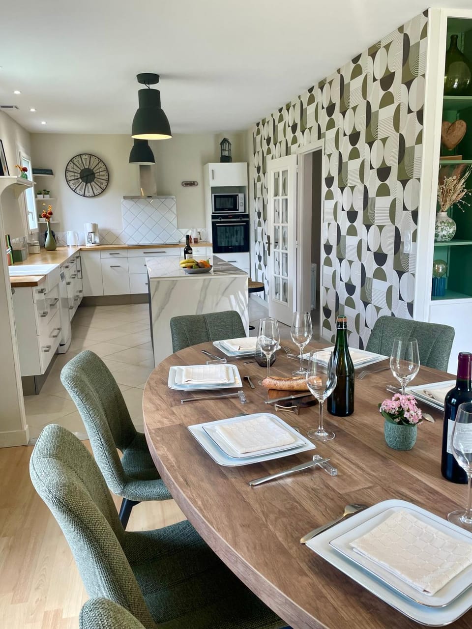 Kitchen or kitchenette, Dining area