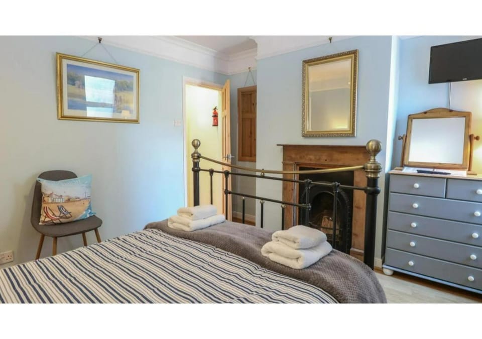 Bed, Bedroom, fireplace
