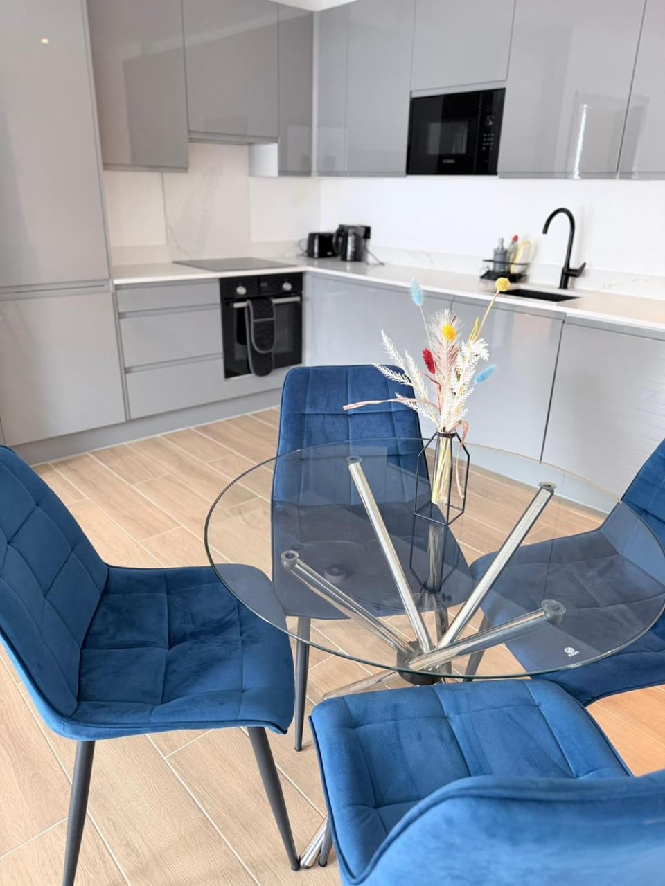 Coffee/tea facilities, Kitchen or kitchenette, Living room, stove, toaster
