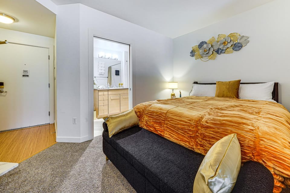 Garage Parking! Central Studio Near Cap Hill Fun Apartment in Capitol Hill