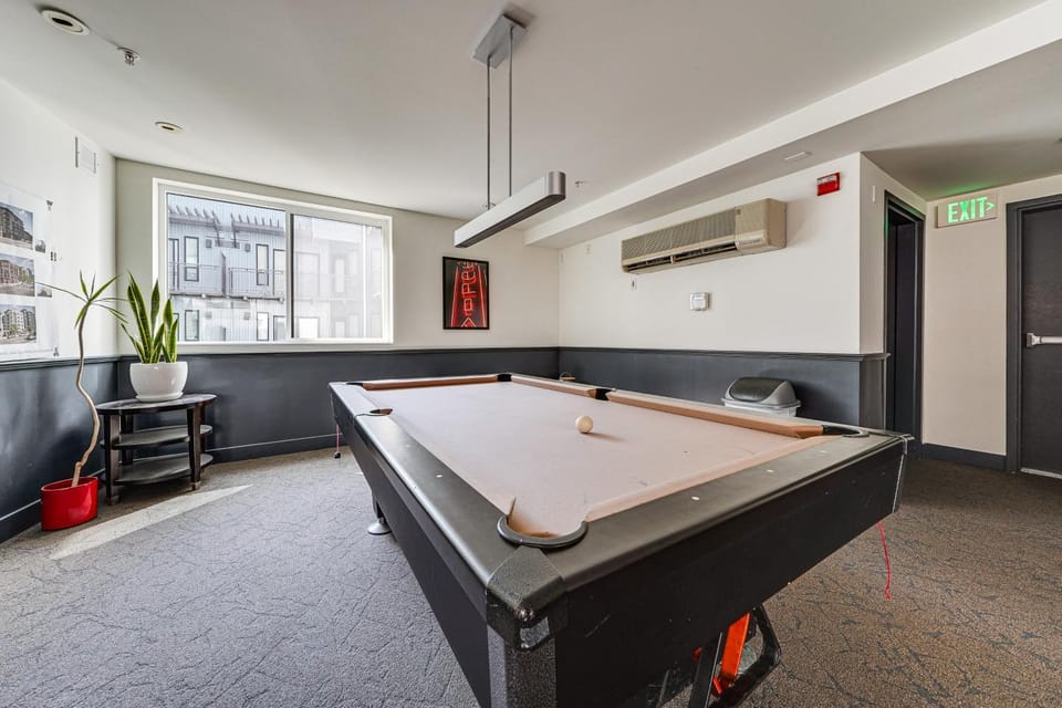 Garage Parking! Central Studio Near Cap Hill Fun Apartment in Capitol Hill