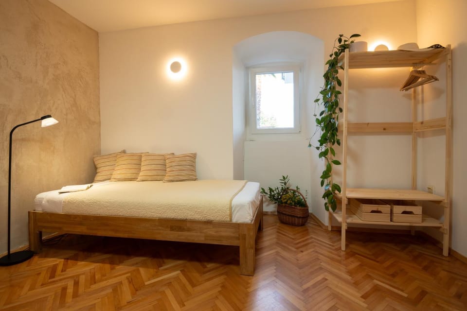 Bed, Photo of the whole room, Decorative detail, Decorative detail, Bedroom