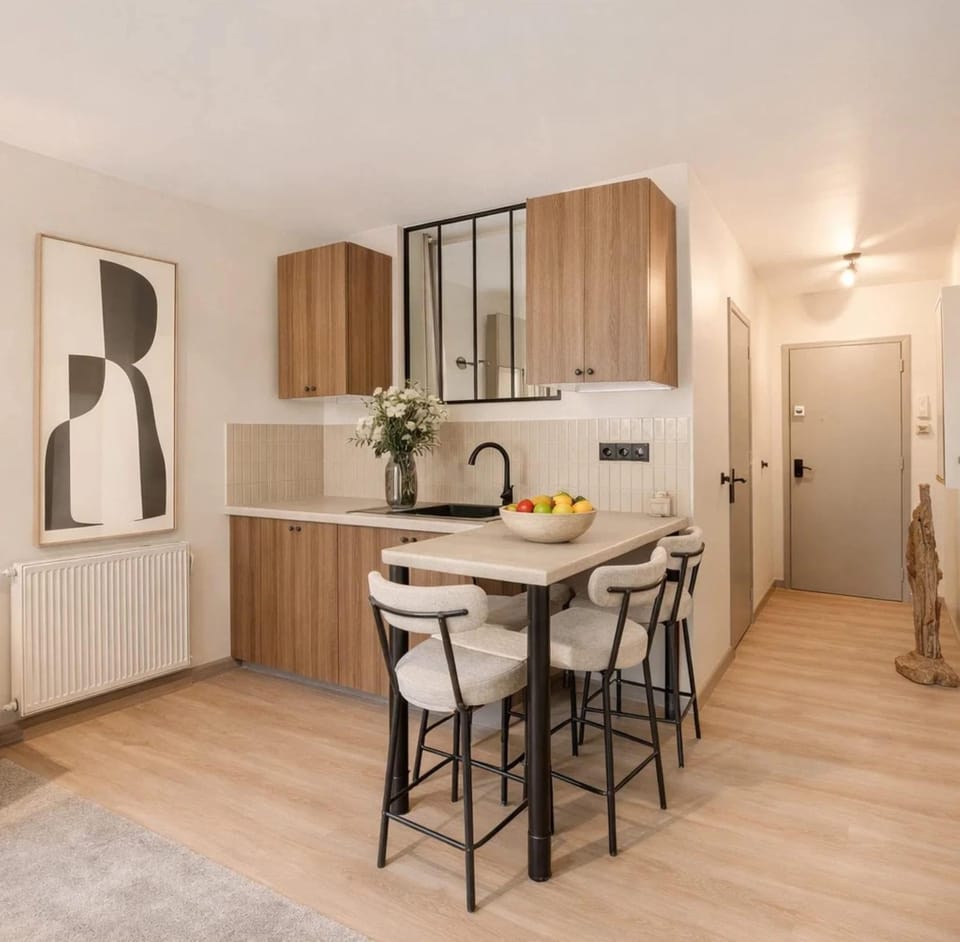 Kitchen or kitchenette, Dining area, stove