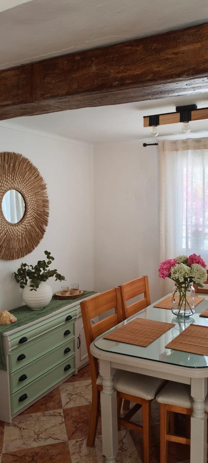 Living room, Seating area, Dining area, air conditioner