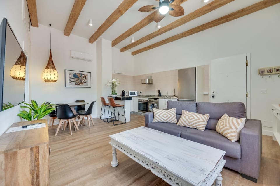 Kitchen or kitchenette, Living room, Seating area, Dining area