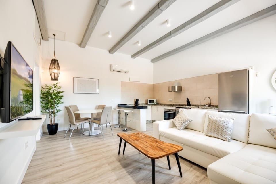 Kitchen or kitchenette, Seating area, Dining area