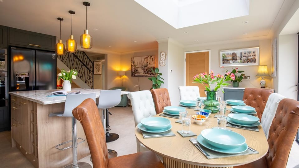 Decorative detail, Dining area, Garden view, kitchen