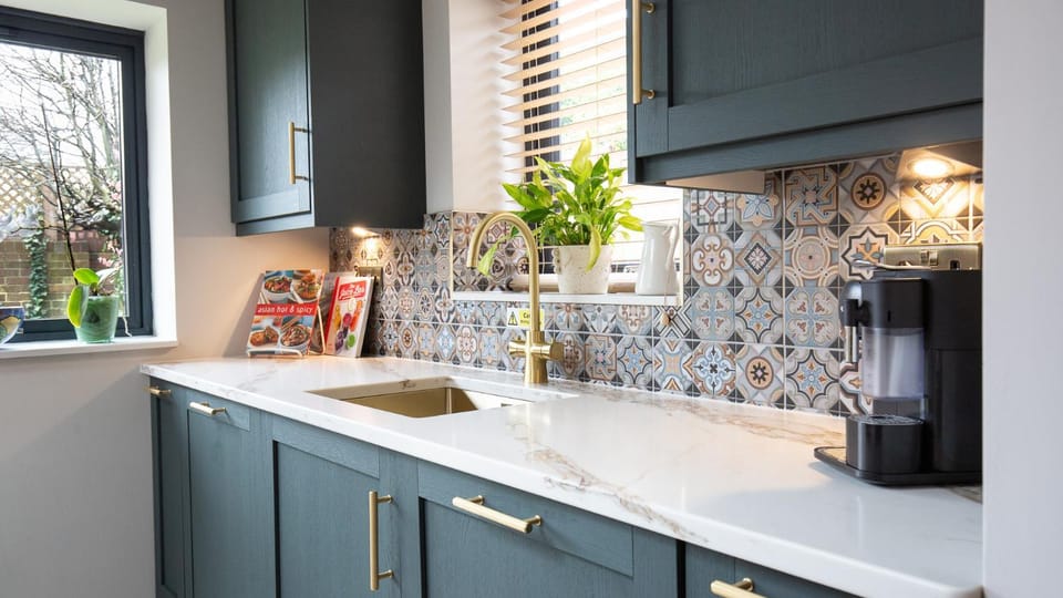 Coffee/tea facilities, Decorative detail, Garden view, kitchen