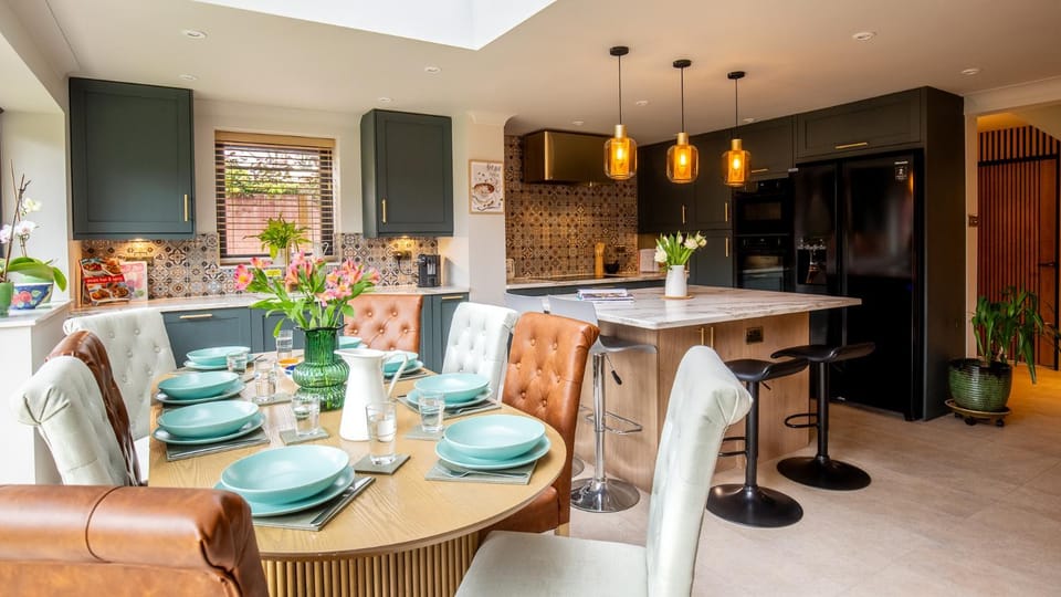 Coffee/tea facilities, Decorative detail, Dining area, Garden view, kitchen