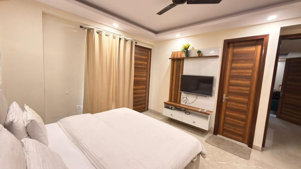 1BHK With Balcony Luxury Serviced Apartments Sector 42 Gurgaon Hotel in Gurugram