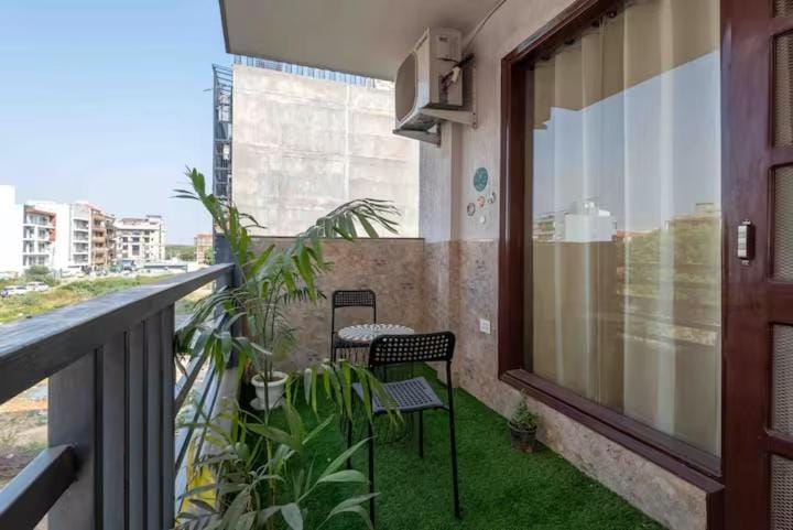 1BHK With Balcony Luxury Serviced Apartments Sector 42 Gurgaon Hotel in Gurugram