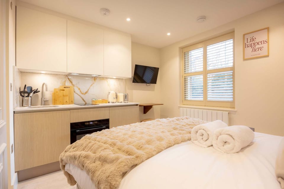 Bed, TV and multimedia, Kitchen or kitchenette, Photo of the whole room, Bedroom, towels