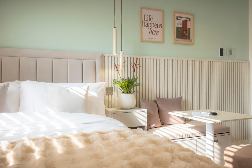 Bed, Seating area