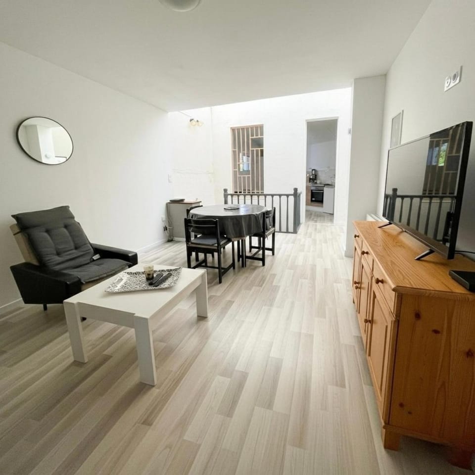 TV and multimedia, Seating area, Dining area