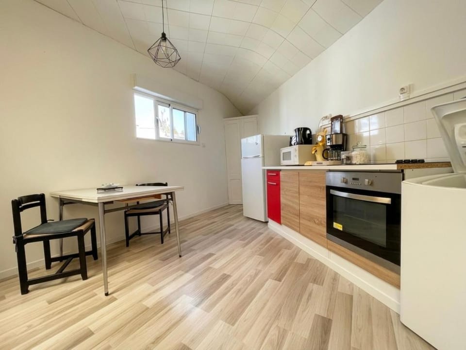 Coffee/tea facilities, oven, kitchen